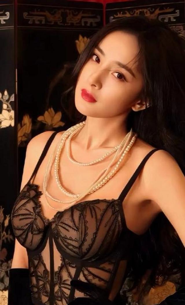 杨幂反内耗算法_杨幂坐姿_娱乐圈没人敢动的女星