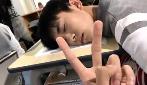 女明星睡姿照片_杨洋迷人睡相_明星睡相大比拼