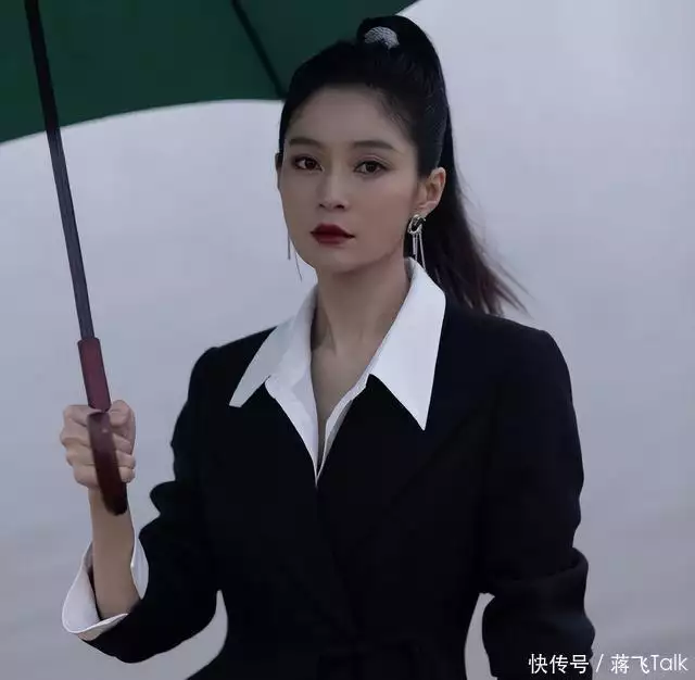 女明星摔跤秀_王媛可红毯摔跤表情管理_王媛可摔倒展现格局