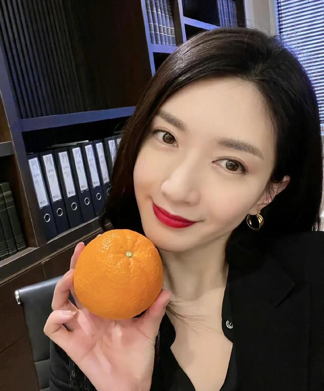 江疏影素颜珠宝搭配_江疏影佩戴万宝项链_女明星戴耳环图片